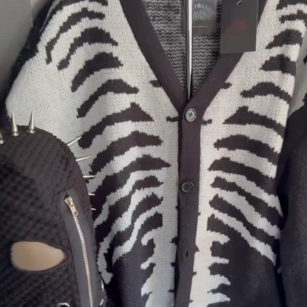 Dark-Aesthetic Skeleton Cardigan - Picture 4 of 5